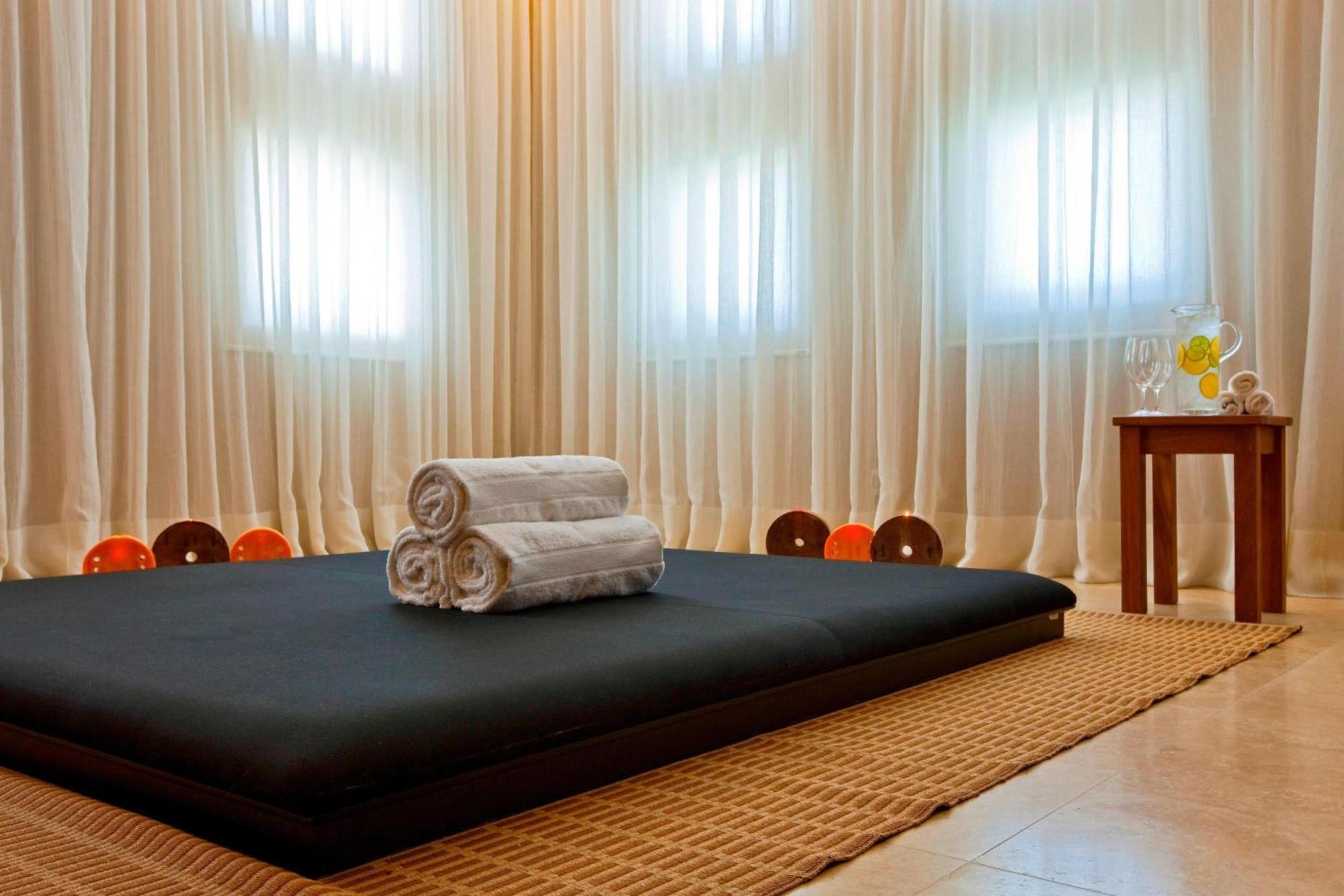 โรงแรมปารากัส อะ ลักชัวรี คอลเลคชั่น รีสอร์ต ปารากัส ภายนอก รูปภาพ A futon