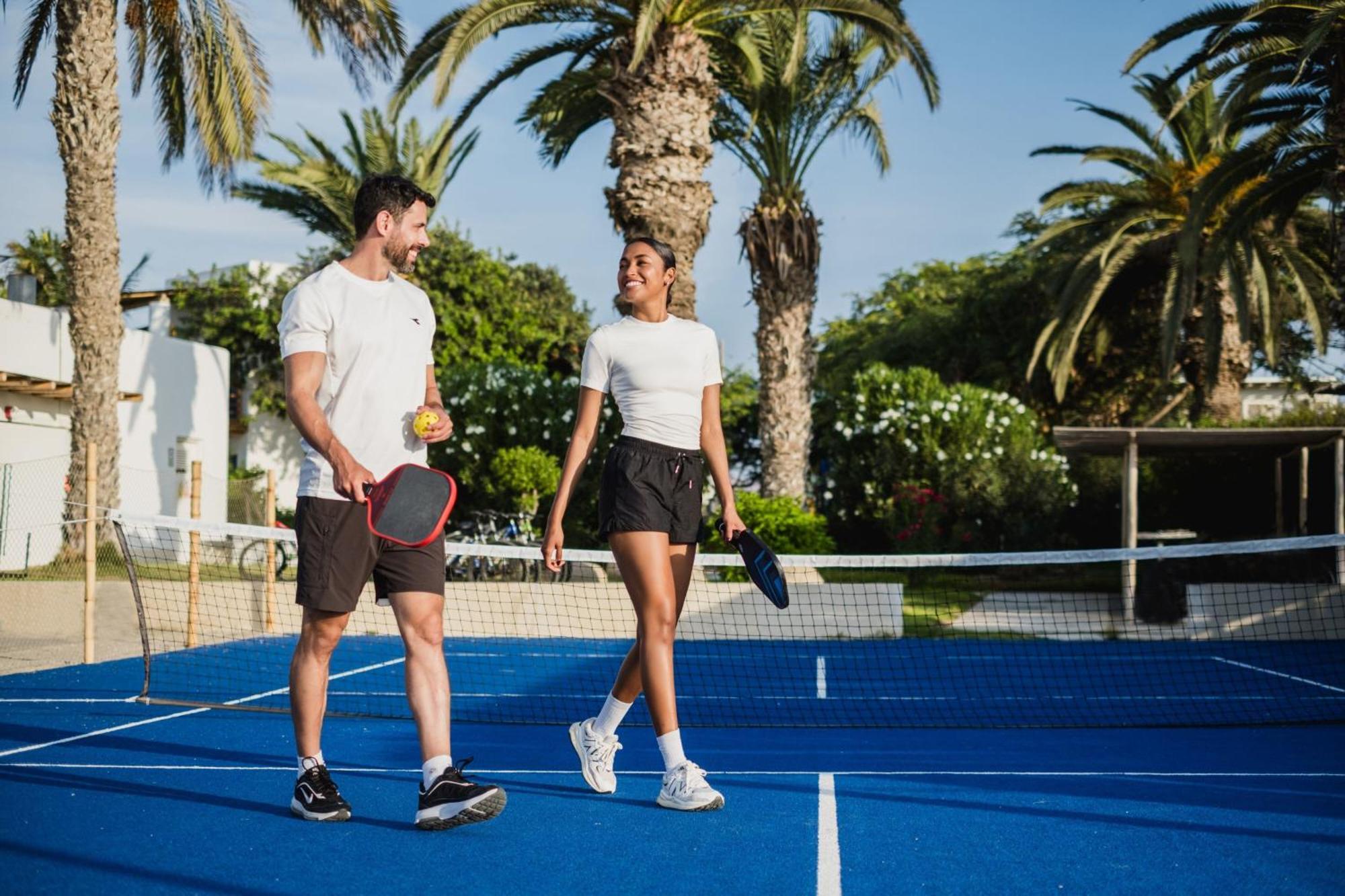 โรงแรมปารากัส อะ ลักชัวรี คอลเลคชั่น รีสอร์ต ปารากัส ภายนอก รูปภาพ Tennis players walking on a tennis court