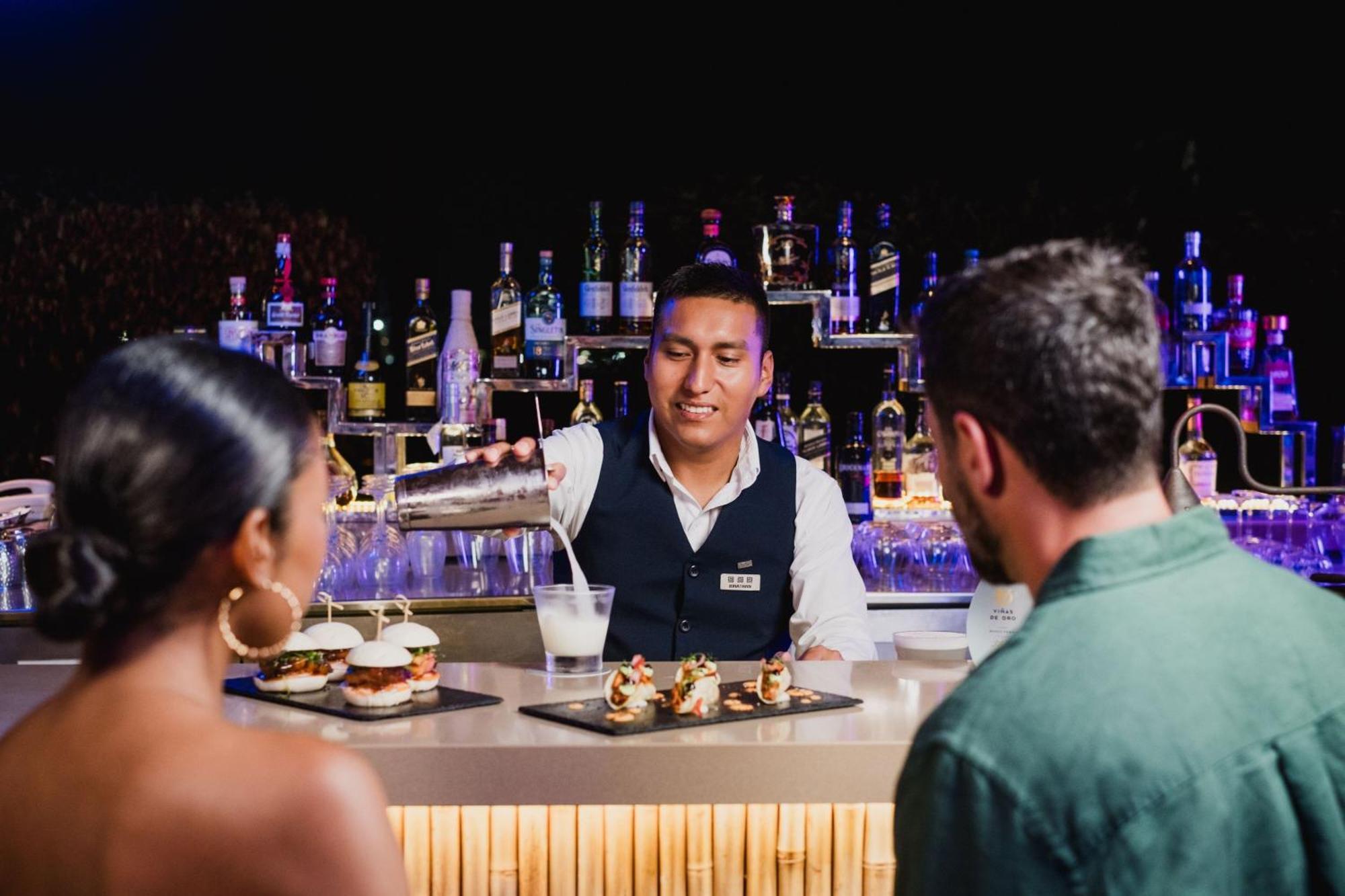โรงแรมปารากัส อะ ลักชัวรี คอลเลคชั่น รีสอร์ต ปารากัส ภายนอก รูปภาพ A bartender at work