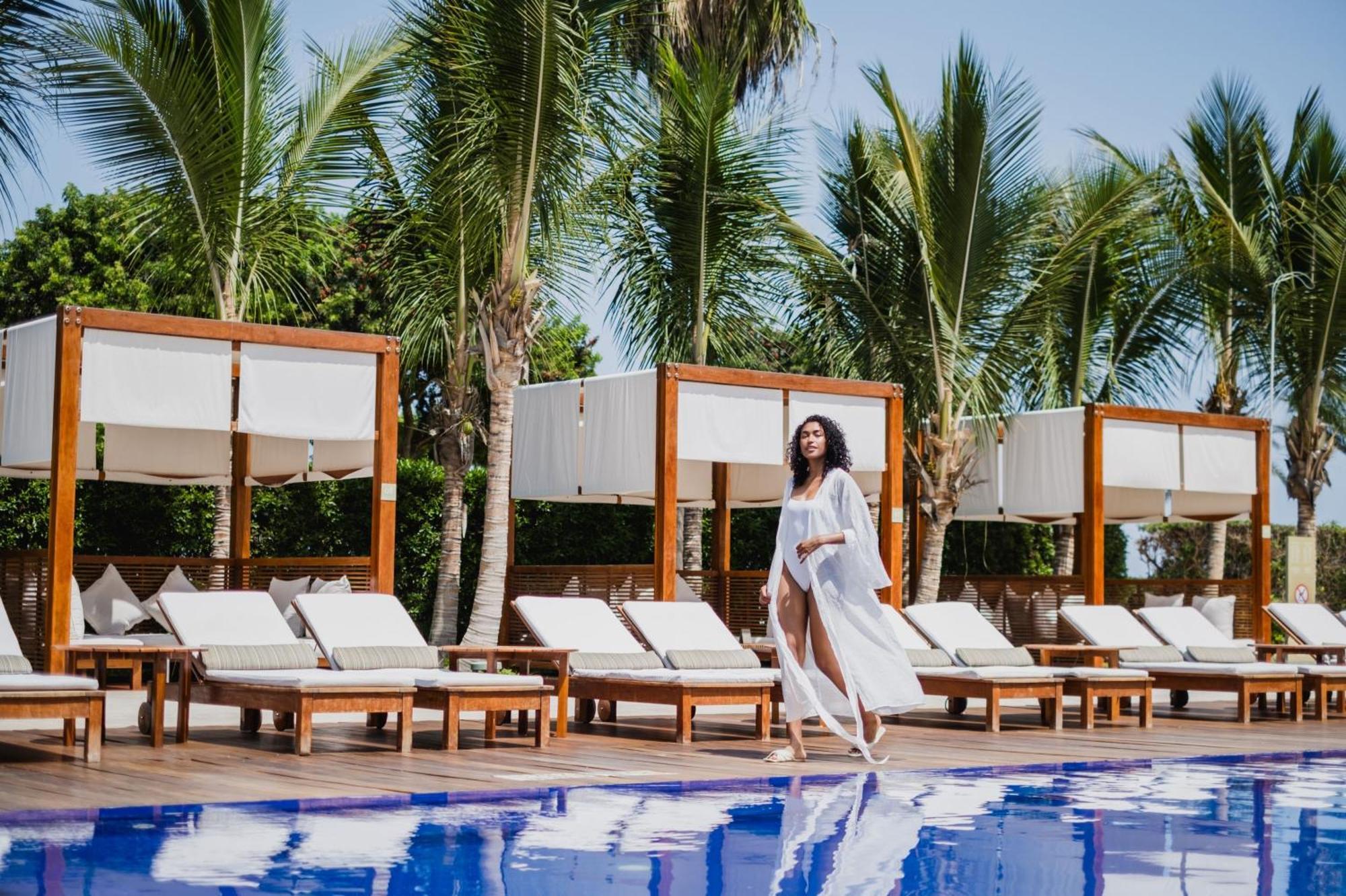 โรงแรมปารากัส อะ ลักชัวรี คอลเลคชั่น รีสอร์ต ปารากัส ภายนอก รูปภาพ The swimming pool at the resort