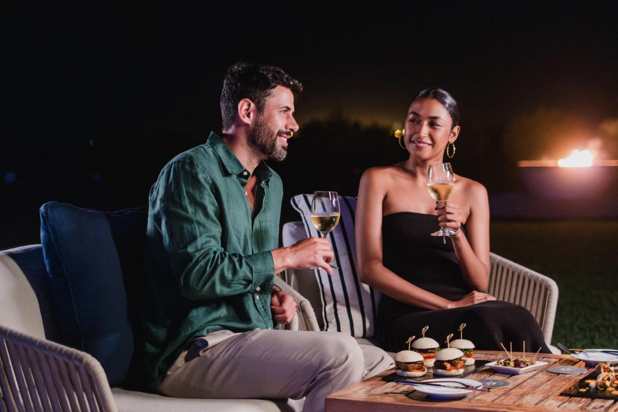 โรงแรมปารากัส อะ ลักชัวรี คอลเลคชั่น รีสอร์ต ปารากัส ภายนอก รูปภาพ A couple dining at the resort