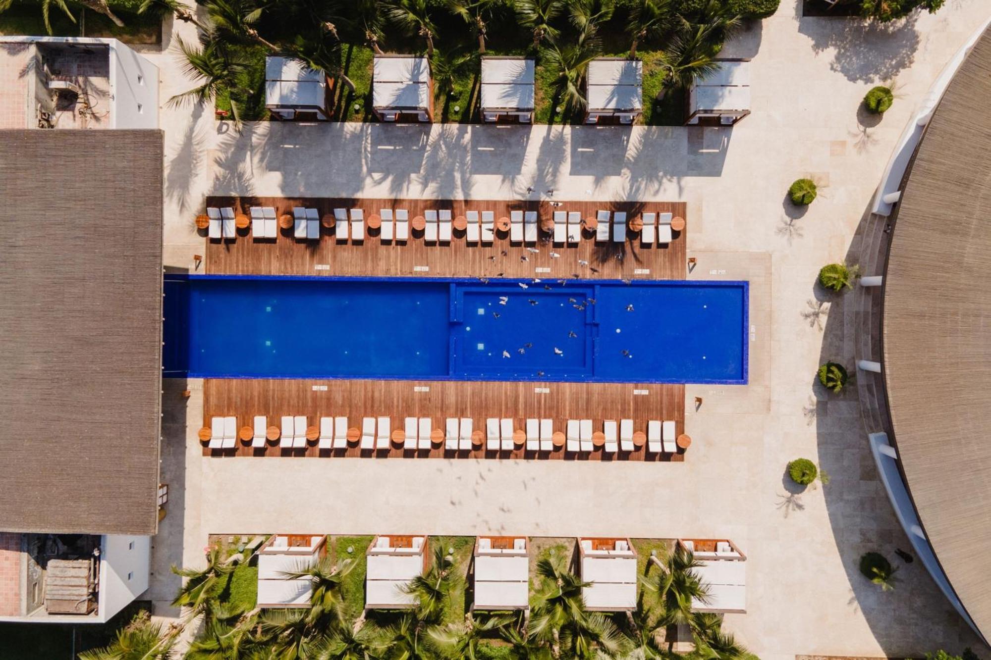 โรงแรมปารากัส อะ ลักชัวรี คอลเลคชั่น รีสอร์ต ปารากัส ภายนอก รูปภาพ Aerial view of the pool at the hotel