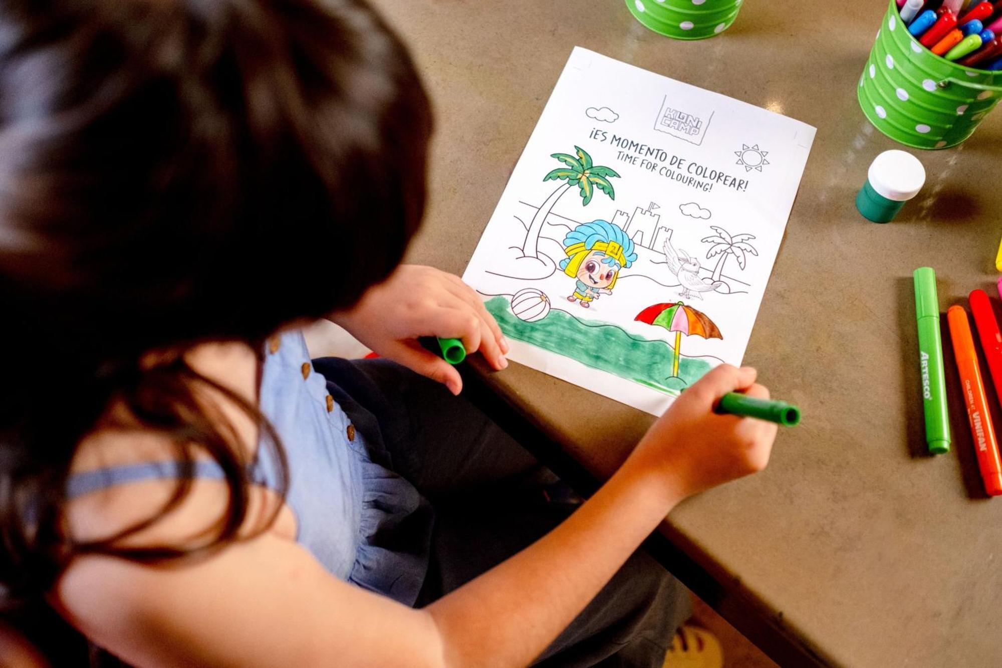 โรงแรมปารากัส อะ ลักชัวรี คอลเลคชั่น รีสอร์ต ปารากัส ภายนอก รูปภาพ Child colouring in a colouring book