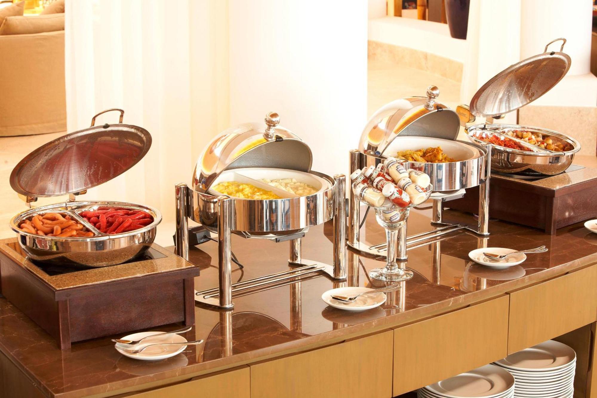 โรงแรมปารากัส อะ ลักชัวรี คอลเลคชั่น รีสอร์ต ปารากัส ภายนอก รูปภาพ A selection of chafing dishes