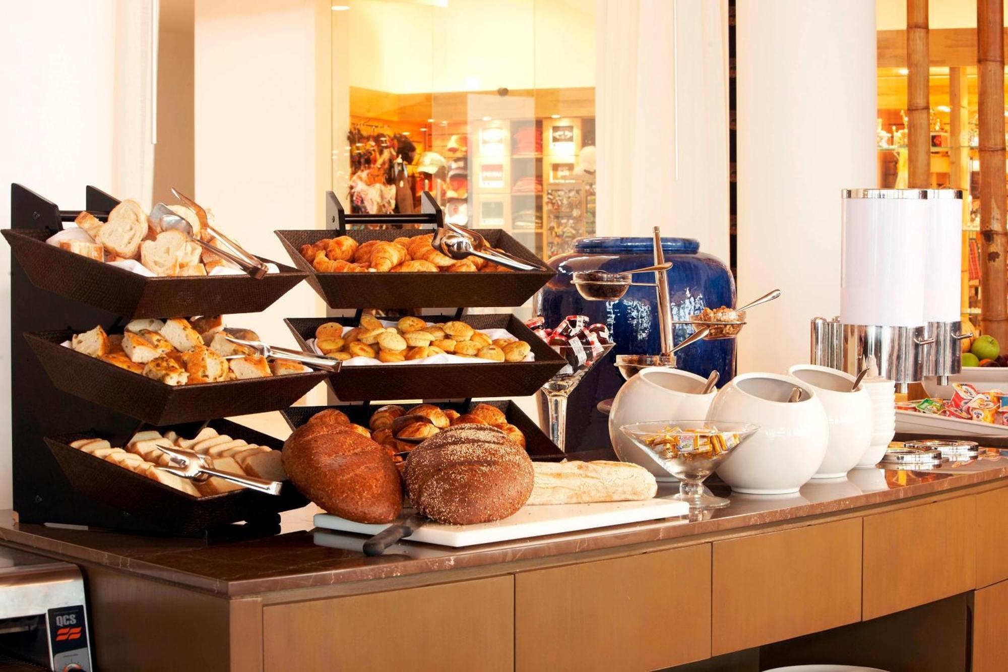 โรงแรมปารากัส อะ ลักชัวรี คอลเลคชั่น รีสอร์ต ปารากัส ภายนอก รูปภาพ A buffet at a hotel