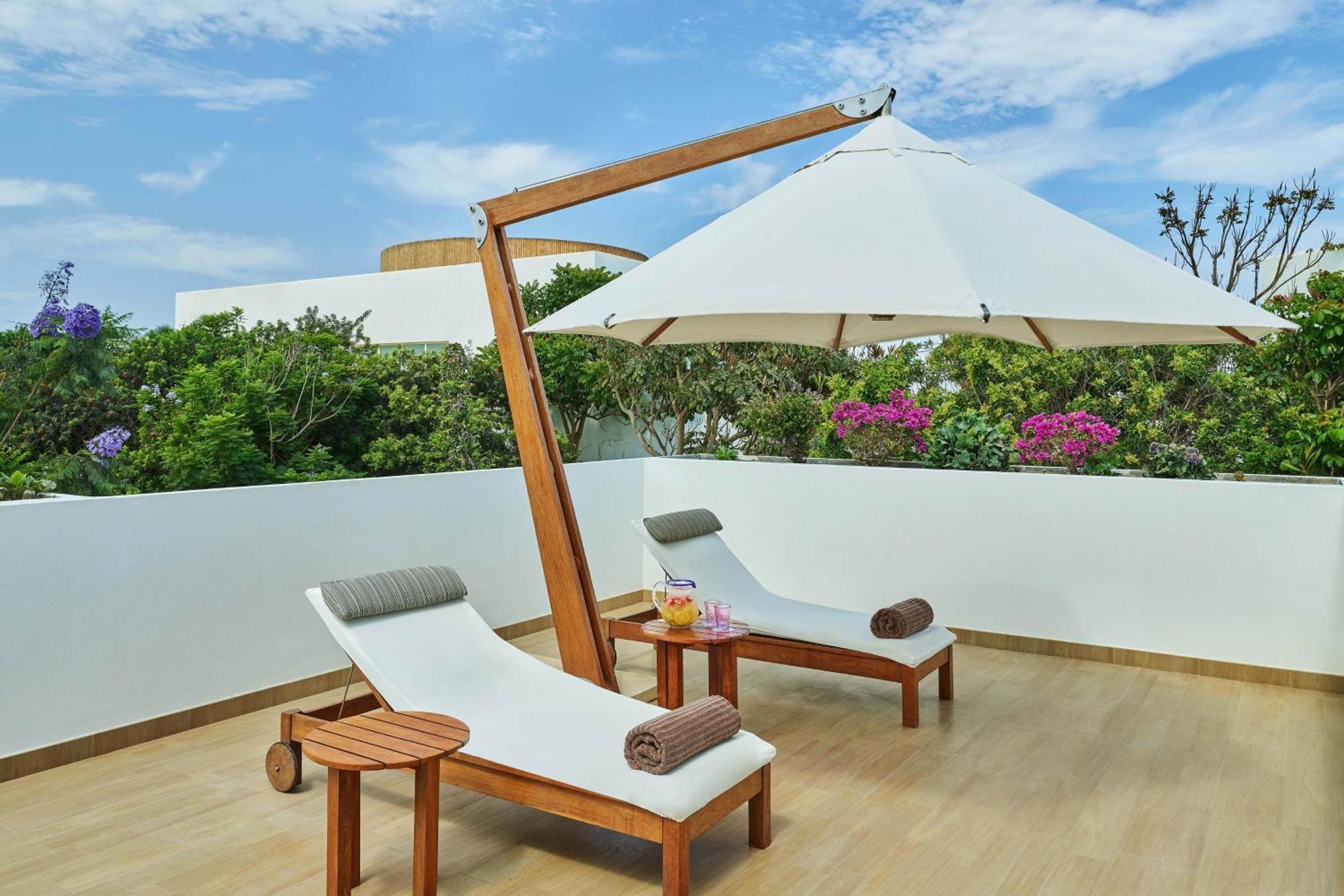 โรงแรมปารากัส อะ ลักชัวรี คอลเลคชั่น รีสอร์ต ปารากัส ภายนอก รูปภาพ A cantilever umbrella