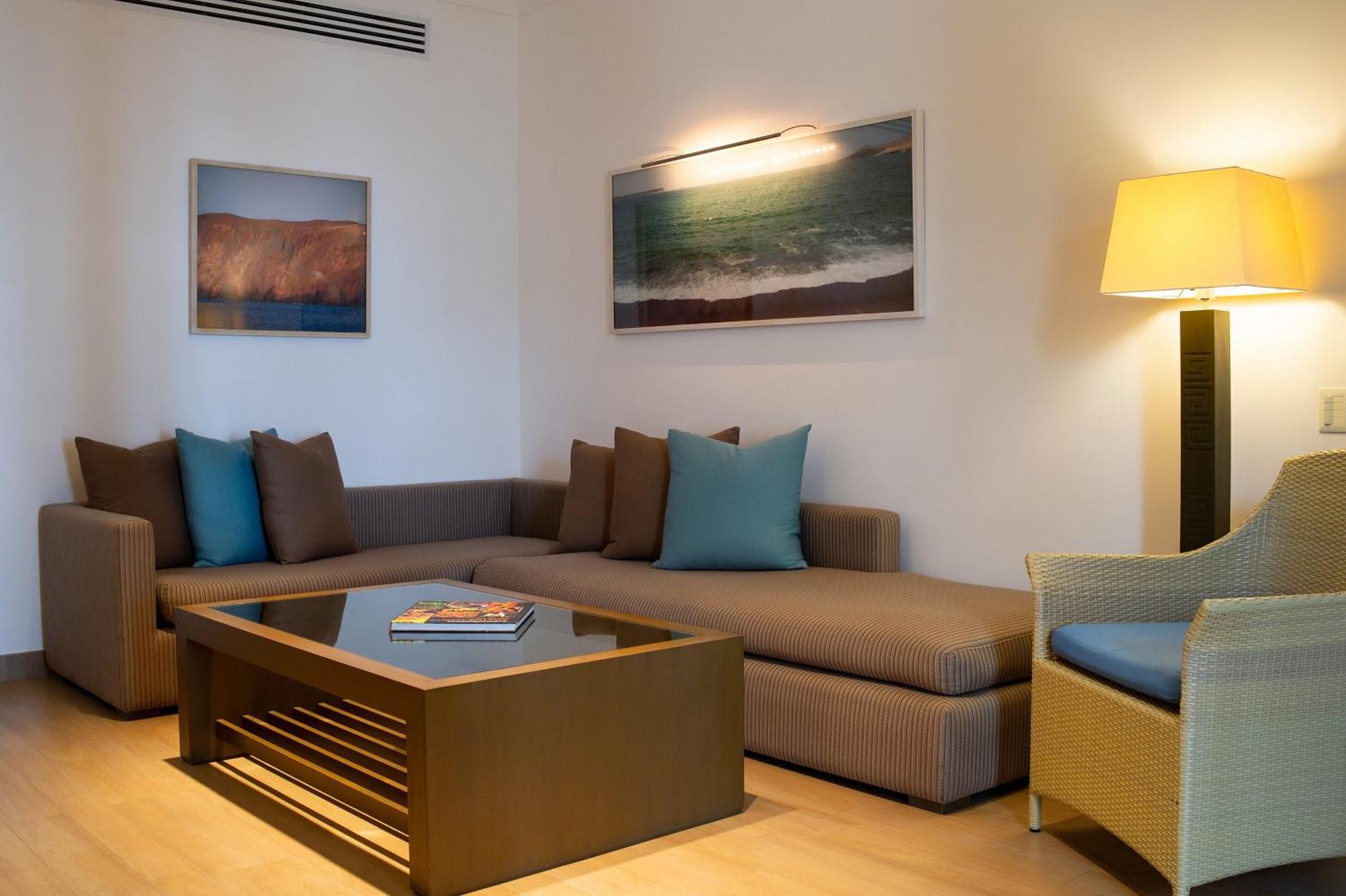 โรงแรมปารากัส อะ ลักชัวรี คอลเลคชั่น รีสอร์ต ปารากัส ภายนอก รูปภาพ A living room at the resort